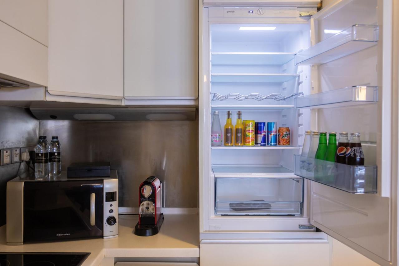 Westminster Dubai Mall Kültér fotó A refrigerator